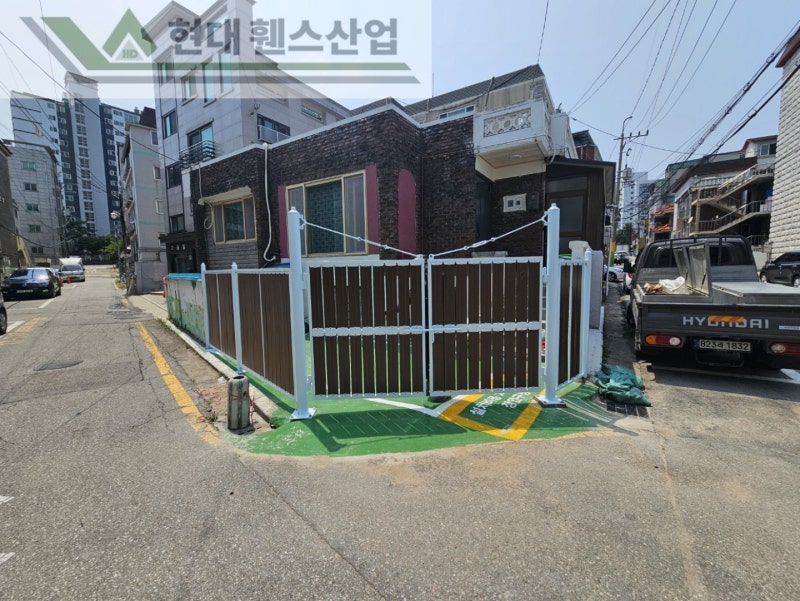 시흥휀스 펜스 울타리 - 시흥시 대야동에 위치한 단독주택에 목재가 아름다운 미네랄 데크휀스와 대문을 설치한 현장을 소개합니다.