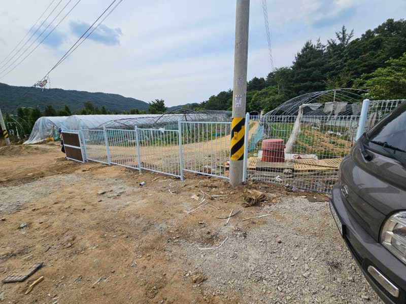 공주휀스 펜스 울타리 - 공주시 유구읍에 위치한 전원주택 경계에 경계용 메쉬휀스와 베이직휀스를 시공한 현장을 소개합니다. 공주휀스 펜스 울타리 - 공주시 유구읍에 위치한 전원주택 경계에 경계용 메쉬휀스와 베이직휀스를 시공한 현장을 소개합니다.