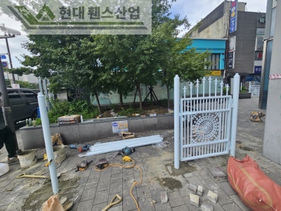 고양휀스 펜스 울타리 - 고양시 일산동구에 위치한 복합 쇼핑몰 건물에 출입방지용 디자인창살휀스를 설치한 현장을 소개합니다. 고양휀스 펜스 울타리 - 고양시 일산동구에 위치한 복합 쇼핑몰 건물에 출입방지용 디자인창살휀스를 설치한 현장을 소개합니다.