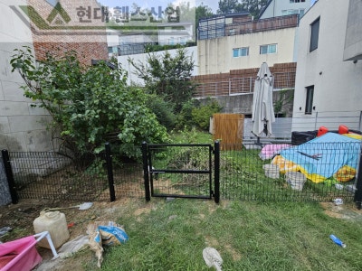 진천휀스 펜스 울타리 - 진천군 문백면에 위치한 전원주택 마당에 반려견의 공간을 위한 메쉬휀스를 시공한 현장을 소개합니다. 진천휀스 펜스 울타리 - 진천군 문백면에 위치한 전원주택 마당에 반려견의 공간을 위한 메쉬휀스를 시공한 현장을 소개합니다.
