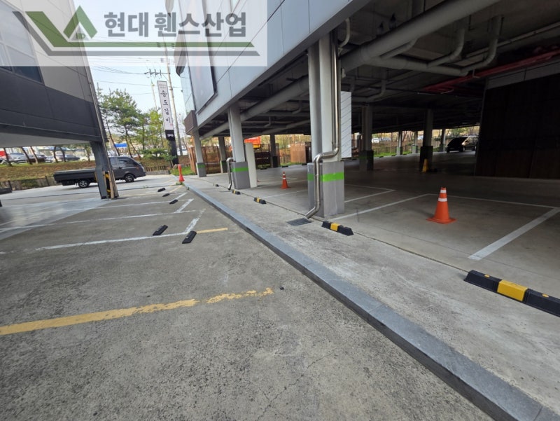 광명휀스 펜스 울타리 - 광명시에 위치한 대형 음식점 건물 사이에 경계용 메쉬휀스를 시공한 현장을 소개합니다. 광명휀스 펜스 울타리 - 광명시에 위치한 대형 음식점 건물 사이에 경계용 메쉬휀스를 시공한 현장을 소개합니다.