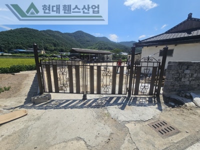 평택휀스 펜스 울타리 - 평택시 칠원동에 위치한 작은 마을 주택에 아름다운 합성목재가 들어간 대문을 시공한 현장을 소개합니다. 평택휀스 펜스 울타리 - 평택시 칠원동에 위치한 작은 마을 주택에 아름다운 합성목재가 들어간 대문을 시공한 현장을 소개합니다.