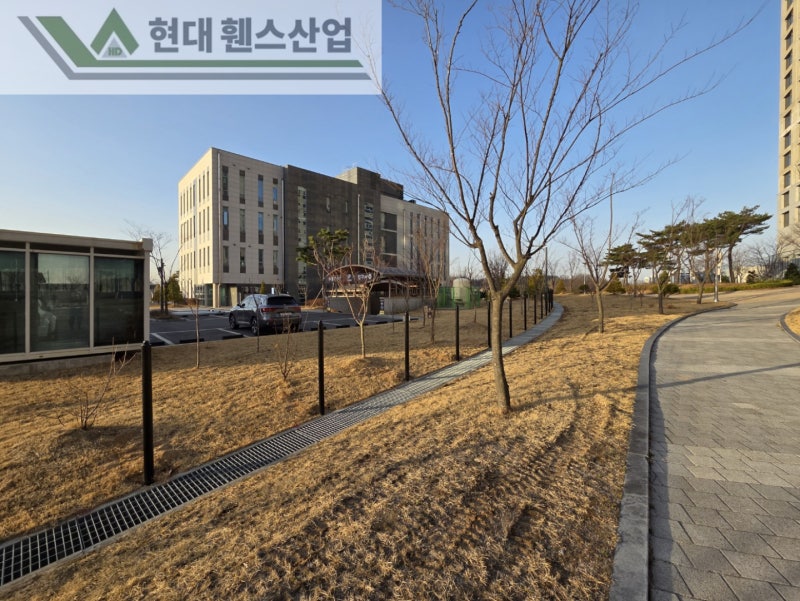 제천휀스 펜스 울타리 - 제천군 세무서 경계에 베이직C형휀스를 시공한 현장을 소개합니다.