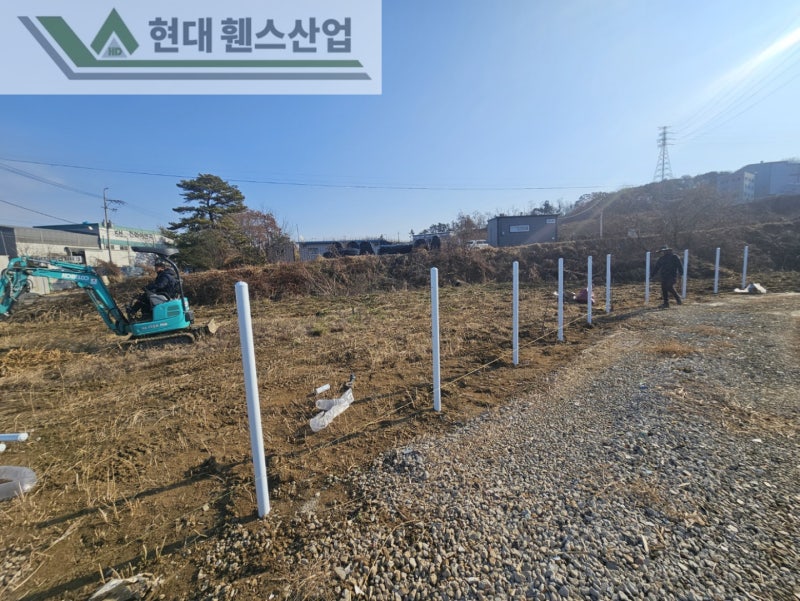 천안휀스 펜스 울타리 - 천안시 직산읍에 위치한 나대지에 경계용 메쉬휀스를 시공한 현장을 소개합니다. 천안휀스 펜스 울타리 - 천안시 직산읍에 위치한 나대지에 경계용 메쉬휀스를 시공한 현장을 소개합니다.