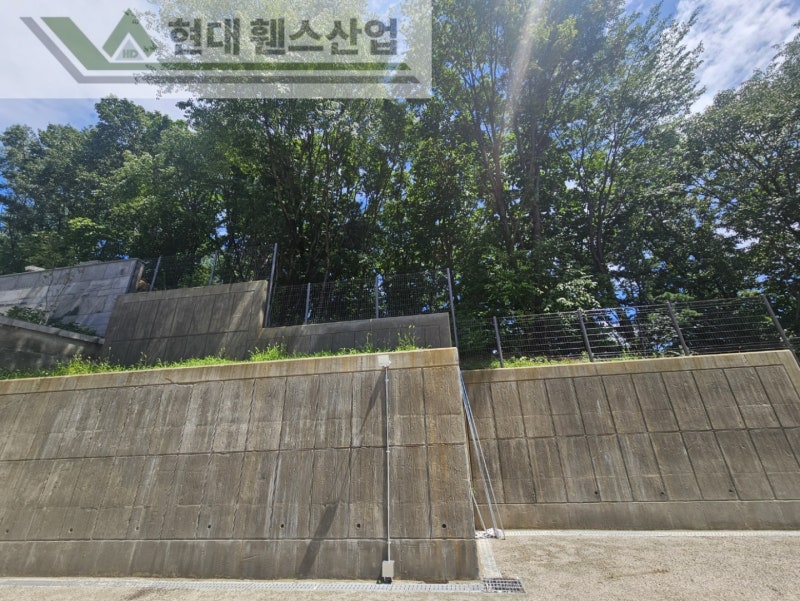 천안휀스 펜스 울타리 - 천안시 성거읍에 위치한 고급 전원주택에 경계용 메쉬휀스를 설치한 현장을 소개합니다.