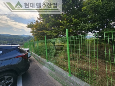 평택휀스 펜스 울타리 - 평택시 송탄읍에 위치한 택배 물류창고 뒤편에 출입방지용 메쉬휀스를 설치한 현장을 소개합니다.