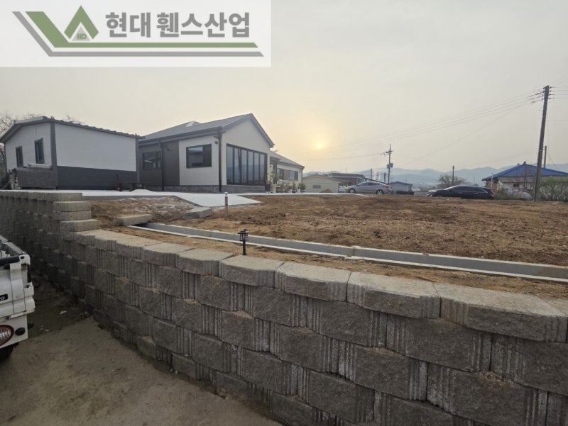 천안휀스 펜스 울타리 - 천안시 직산읍에 위치한 전원주택에 경계용 베이직A형휀스를 시공한 현장을 소개합니다. 천안휀스 펜스 울타리 - 천안시 직산읍에 위치한 전원주택에 경계용 베이직A형휀스를 시공한 현장을 소개합니다.