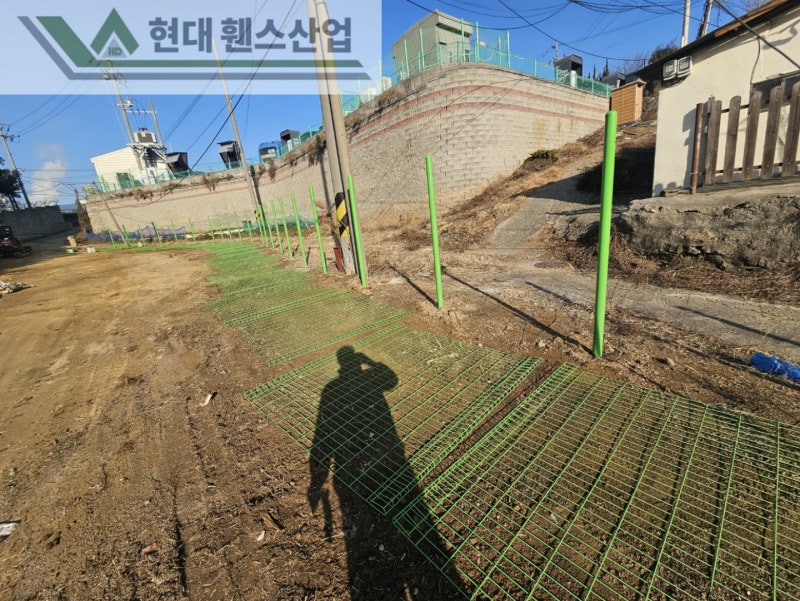 평택휀스 펜스 울타리 - 평택시 청북읍에 위치한 대지 경계에 경계용 메쉬휀스를 시공한 현장을 소개합니다.