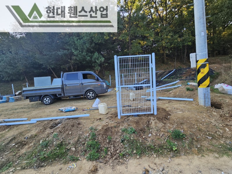 안성휀스 펜스 울타리 - 안성시 아양동에 위치한 나대지에 경계용 메쉬휀스를 시공한 현장을 소개합니다. 안성휀스 펜스 울타리 - 안성시 아양동에 위치한 나대지에 경계용 메쉬휀스를 시공한 현장을 소개합니다.