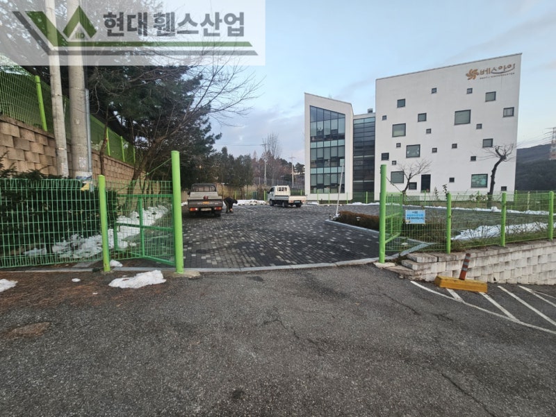 평택휀스 펜스 울타리 - 평택시 용이동에 위치한 유치원 주차장에 기존 메쉬휀스 철거 및 베이직B형휀스를 시공한 현장을 소개합니다.