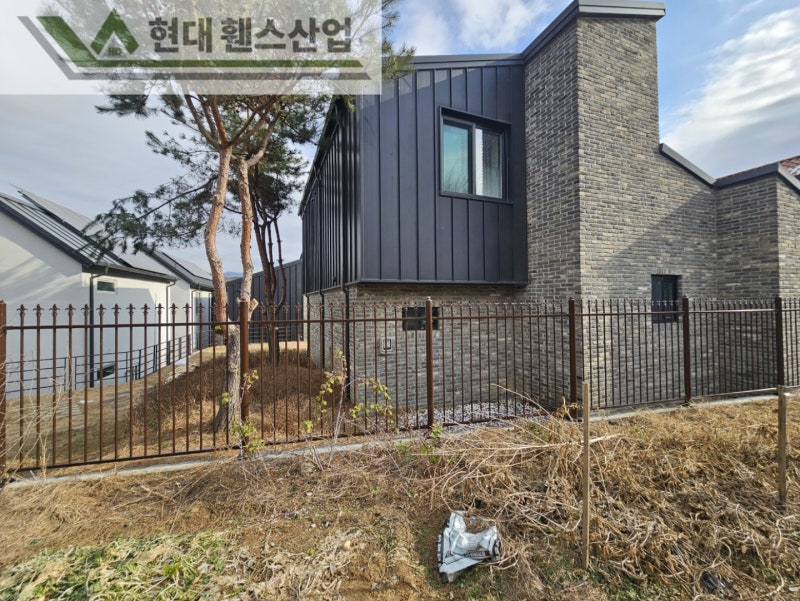 천안휀스 펜스 울타리 - 천안시 동남구에 위치한 전원주택에 디자인창살형 휀스를 시공한 현장을 소개합니다. 천안휀스 펜스 울타리 - 천안시 동남구에 위치한 전원주택에 디자인창살형 휀스를 시공한 현장을 소개합니다.