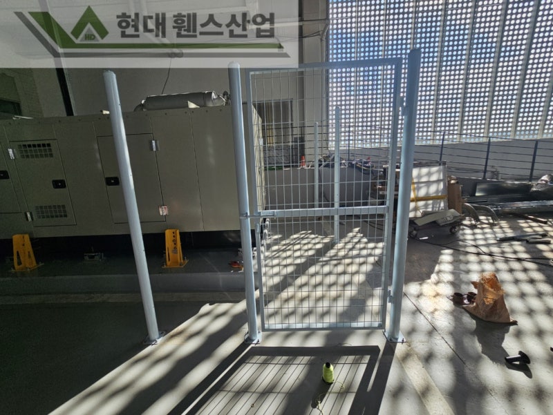 아산휀스 펜스 울타리 - 아산시 배방읍에 위치한 물류창고 내에 전자기 배전함 패드에 메쉬휀스를 설치한 현장을 소개합니다.