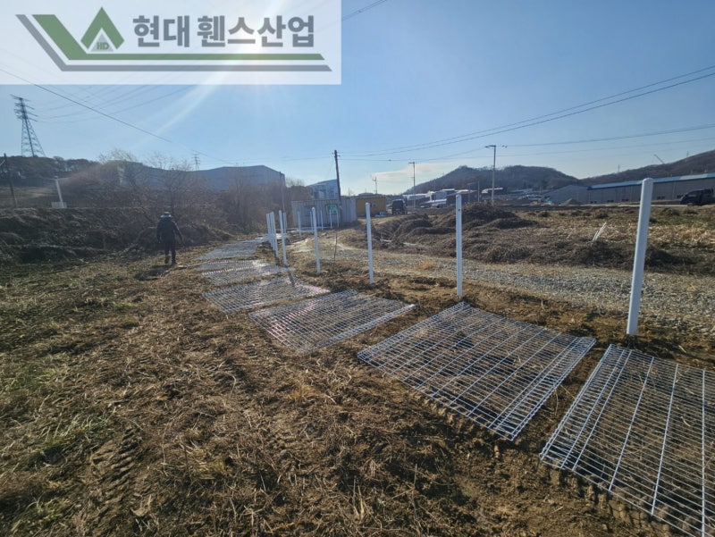 천안휀스 펜스 울타리 - 천안시 직산읍에 위치한 나대지에 경계용 메쉬휀스를 시공한 현장을 소개합니다. 천안휀스 펜스 울타리 - 천안시 직산읍에 위치한 나대지에 경계용 메쉬휀스를 시공한 현장을 소개합니다.