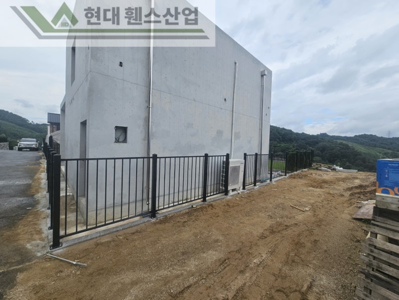 가평휀스 펜스 울타리 - 가평군 전원주택단지에 베이직 A형휀스를 설치한 현장을 소개합니다. 가평휀스 펜스 울타리 - 가평군 전원주택단지에 베이직 A형휀스를 설치한 현장을 소개합니다.