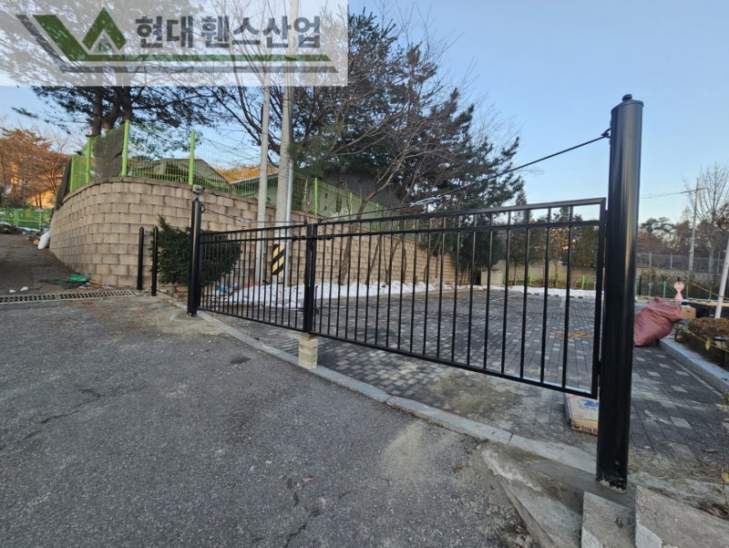 평택휀스 펜스 울타리 - 평택시 용이동에 위치한 유치원 주차장에 기존 메쉬휀스 철거 및 베이직B형휀스를 시공한 현장을 소개합니다.