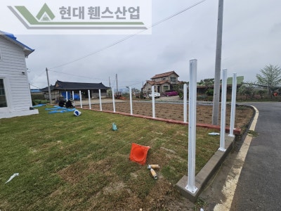 여주휀스 펜스 울타리 - 여주시 점동면에 위치한 키즈카페 예정지에 합성목재 가림막휀스와 차폐휀스를 설치한 현장을 소개합니다. Vo.1