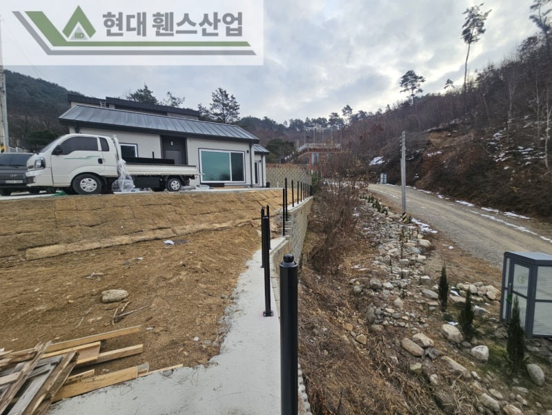 아산휀스 펜스 울타리 - 아산시 온천동에 위치한 전원주택 경계에 베이직A형휀스를 시공한 현장을 소개합니다. 아산휀스 펜스 울타리 - 아산시 온천동에 위치한 전원주택 경계에 베이직A형휀스를 시공한 현장을 소개합니다.