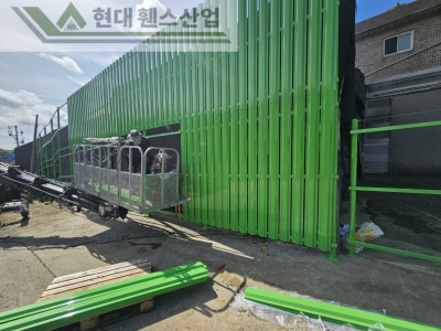 천안휀스 펜스 울타리 - 천안시 목천읍에 위치한 공장 경계에 차폐휀스를 설치한 현장을 소개합니다.