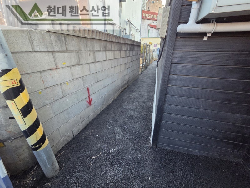 수원휀스 펜스 울타리 - 수원시 인계동에 위치한 신축건물에 경계용 메쉬휀스를 시공한 현장을 소개합니다.