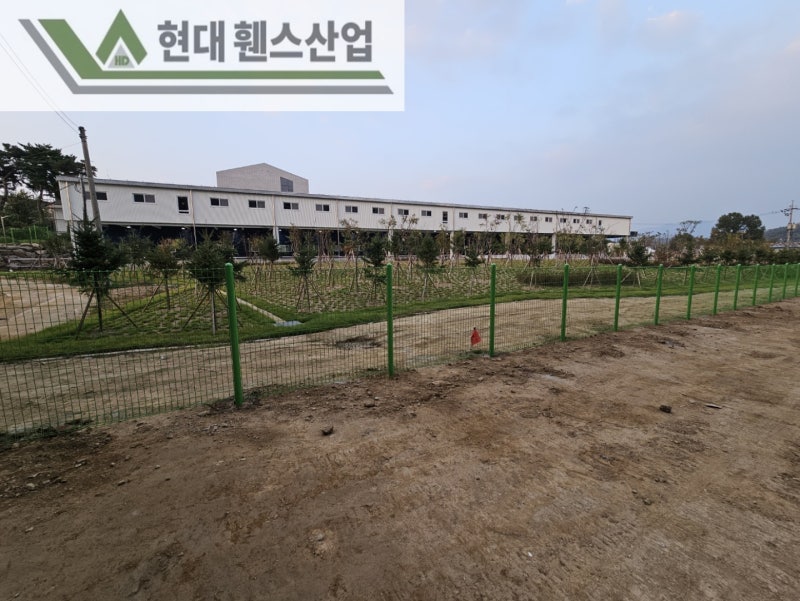 오산휀스 펜스 울타리 - 오산시 초평동에 위치한 나대지 경계에 메쉬휀스를 시공한 현장을 소개합니다.
