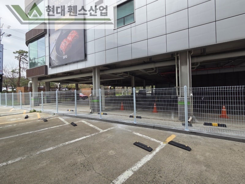 광명휀스 펜스 울타리 - 광명시에 위치한 대형 음식점 건물 사이에 경계용 메쉬휀스를 시공한 현장을 소개합니다. 광명휀스 펜스 울타리 - 광명시에 위치한 대형 음식점 건물 사이에 경계용 메쉬휀스를 시공한 현장을 소개합니다.