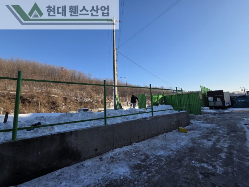 아산휀스 펜스 울타리 - 아산시 용화동에 위치한 재활용 공장 경계에 차폐휀스를 시공한 현장을 소개합니다. 아산휀스 펜스 울타리 - 아산시 용화동에 위치한 재활용 공장 경계에 차폐휀스를 시공한 현장을 소개합니다.