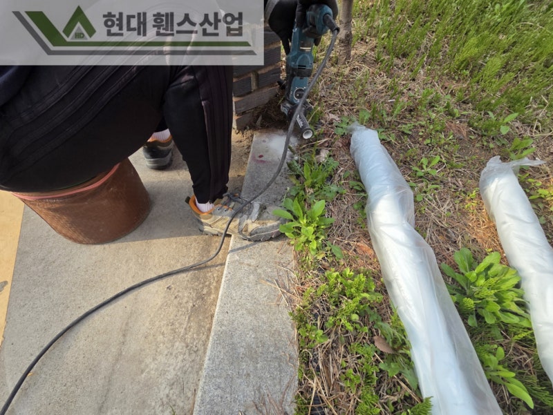 광명휀스 펜스 울타리 - 광명시에 위치한 대형 음식점 건물 사이에 경계용 메쉬휀스를 시공한 현장을 소개합니다. 광명휀스 펜스 울타리 - 광명시에 위치한 대형 음식점 건물 사이에 경계용 메쉬휀스를 시공한 현장을 소개합니다.