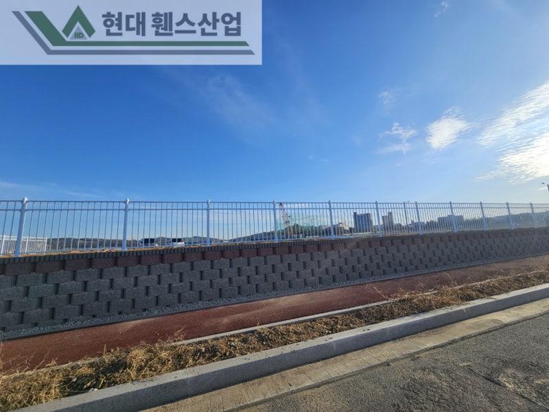 평택휀스 펜스 울타리 - 평택시 칠괴동에 위치한 신축산업단지 부지 경계에 경계용 베이직 B형휀스를 시공한 현장을 소개합니다.