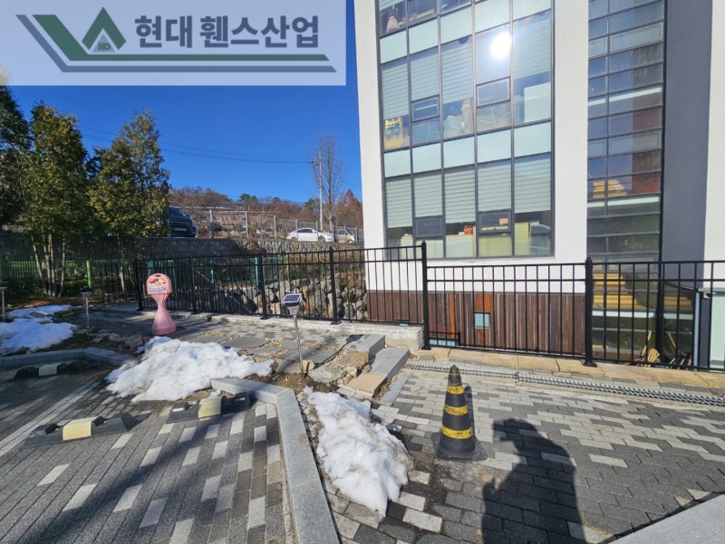 평택휀스 펜스 울타리 - 평택시 용이동에 위치한 유치원 주차장에 기존 메쉬휀스 철거 및 베이직B형휀스를 시공한 현장을 소개합니다.