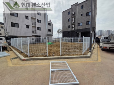 평택휀스 펜스 울타리 - 평택시 고덕동에 위치한 나대지 경계에 메쉬휀스를 시공한 현장을 소개합니다.