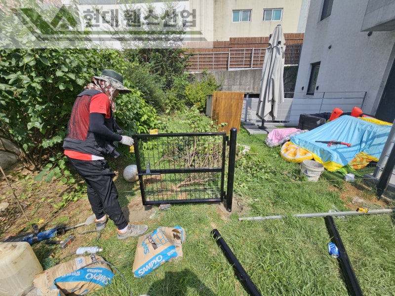 진천휀스 펜스 울타리 - 진천군 문백면에 위치한 전원주택 마당에 반려견의 공간을 위한 메쉬휀스를 시공한 현장을 소개합니다. 진천휀스 펜스 울타리 - 진천군 문백면에 위치한 전원주택 마당에 반려견의 공간을 위한 메쉬휀스를 시공한 현장을 소개합니다.