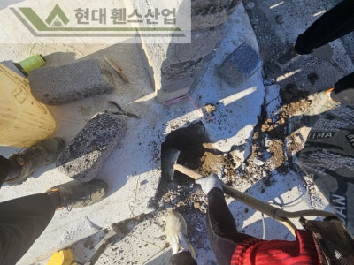 평택휀스 펜스 울타리 - 평택시 칠원동에 위치한 작은 마을 주택에 아름다운 합성목재가 들어간 대문을 시공한 현장을 소개합니다. 평택휀스 펜스 울타리 - 평택시 칠원동에 위치한 작은 마을 주택에 아름다운 합성목재가 들어간 대문을 시공한 현장을 소개합니다.