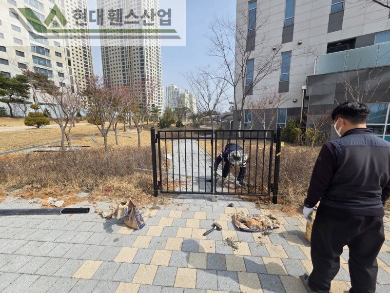 제천휀스 펜스 울타리 - 제천군 세무서 경계에 베이직C형휀스를 시공한 현장을 소개합니다.