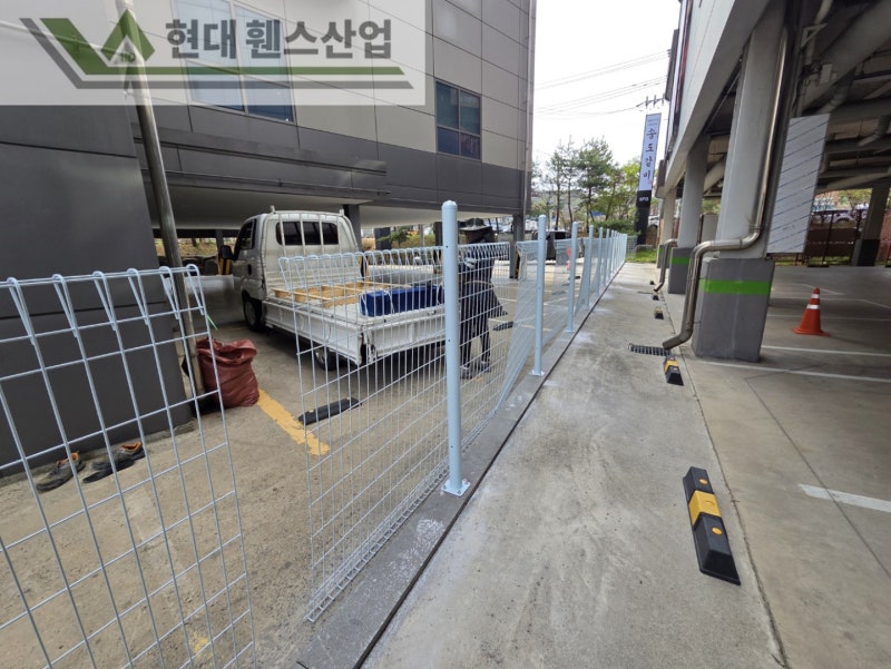 광명휀스 펜스 울타리 - 광명시에 위치한 대형 음식점 건물 사이에 경계용 메쉬휀스를 시공한 현장을 소개합니다. 광명휀스 펜스 울타리 - 광명시에 위치한 대형 음식점 건물 사이에 경계용 메쉬휀스를 시공한 현장을 소개합니다.