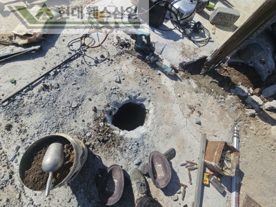 평택휀스 펜스 울타리 - 평택시 칠원동에 위치한 작은 마을 주택에 아름다운 합성목재가 들어간 대문을 시공한 현장을 소개합니다. 평택휀스 펜스 울타리 - 평택시 칠원동에 위치한 작은 마을 주택에 아름다운 합성목재가 들어간 대문을 시공한 현장을 소개합니다.