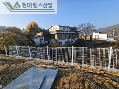 수원휀스 펜스 울타리 - 수원시 권선구 고색동에 위치한 신축 건물 경계에 추락방지용 메쉬휀스를 시공한 현장을 소개합니다.