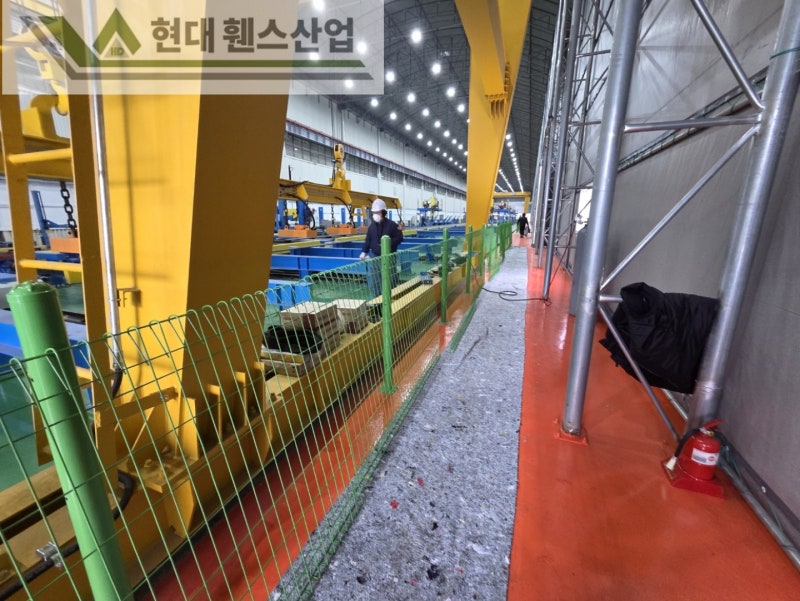 천안휀스 펜스 울타리 - 천안시 풍세면에 위치한 철강 공장 내부에 안전난간용 메쉬휀스를 시공한 현장을 소개합니다.