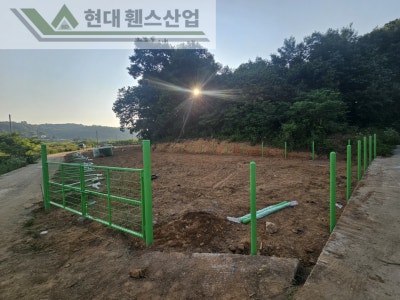 예산휀스 펜스 울타리 - 예산군 덕산면에 위치한 주말 농장 부지에 경계를 나누는 메쉬휀스를 설치한 현장을 소개합니다.