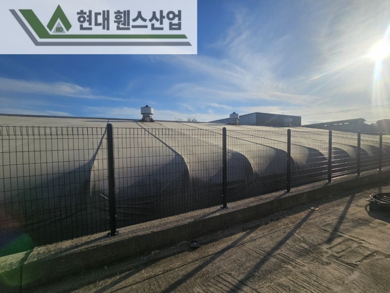 천안휀스 펜스 울타리 - 천안시 신방동에 위치한 공장 경계 옹벽에 메쉬휀스를 시공한 현장을 소개합니다. 천안휀스 펜스 울타리 - 천안시 신방동에 위치한 공장 경계 옹벽에 메쉬휀스를 시공한 현장을 소개합니다.