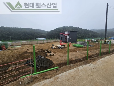 아산휀스 펜스 울타리 - 아산시 신창면에 위치한 농막 부지 경계에 메쉬휀스를 설치한 현장을 소개합니다. 아산휀스 펜스 울타리 - 아산시 신창면에 위치한 농막 부지 경계에 메쉬휀스를 설치한 현장을 소개합니다.