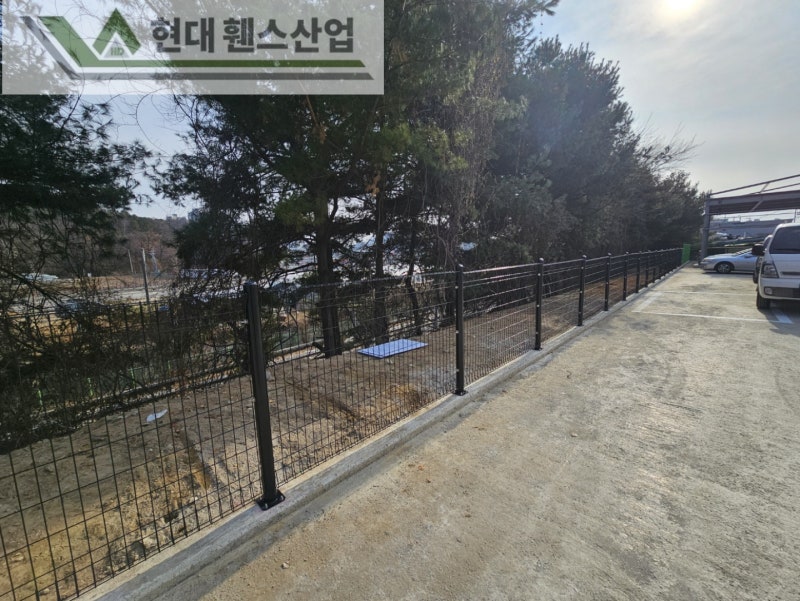 가평휀스 펜스 울타리 - 가평군 가평읍에 위치한 신축 사무실부지 경계에 메쉬휀스를 시공한 현장을 소개합니다. 가평휀스 펜스 울타리 - 가평군 가평읍에 위치한 신축 사무실부지 경계에 메쉬휀스를 시공한 현장을 소개합니다.