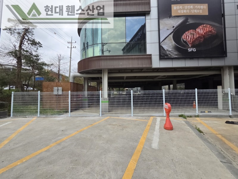 광명휀스 펜스 울타리 - 광명시에 위치한 대형 음식점 건물 사이에 경계용 메쉬휀스를 시공한 현장을 소개합니다. 광명휀스 펜스 울타리 - 광명시에 위치한 대형 음식점 건물 사이에 경계용 메쉬휀스를 시공한 현장을 소개합니다.