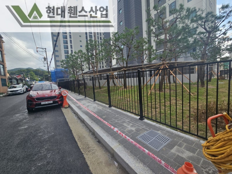 남양주 휀스 펜스 울타리 - 남양주시 진전읍에 위치한 신축 아파트 단지 경계에 베이직 A형휀스를 시공한 현장을 소개합니다.
