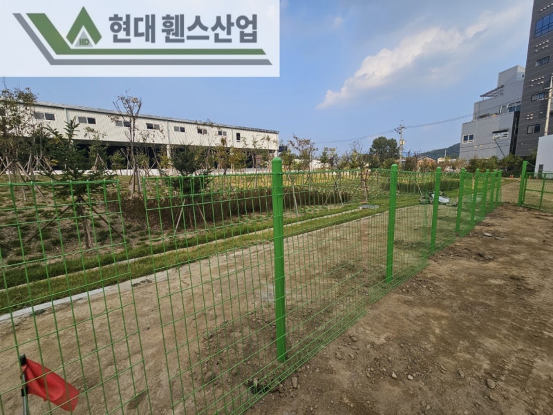 오산휀스 펜스 울타리 - 오산시 초평동에 위치한 나대지 경계에 메쉬휀스를 시공한 현장을 소개합니다.