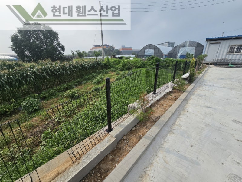 천안휀스 펜스 울타리 - 천안시 성거읍에 위치한 음식점 옥외 주차장에 경계용 메쉬휀스를 설치한 현장을 소개합니다. 천안휀스 펜스 울타리 - 천안시 성거읍에 위치한 음식점 옥외 주차장에 경계용 메쉬휀스를 설치한 현장을 소개합니다.