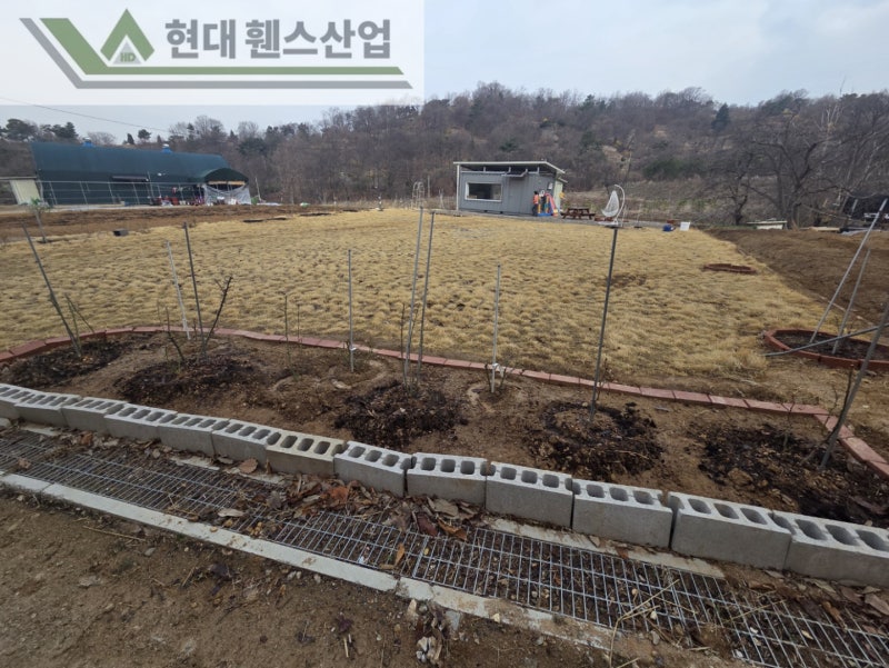 아산휀스 펜스 울타리 - 아산시 배방읍에 위치한 농막주택 경계에 메쉬휀스를 시공한 현장을 소개합니다. 아산휀스 펜스 울타리 - 아산시 배방읍에 위치한 농막주택 경계에 메쉬휀스를 시공한 현장을 소개합니다.