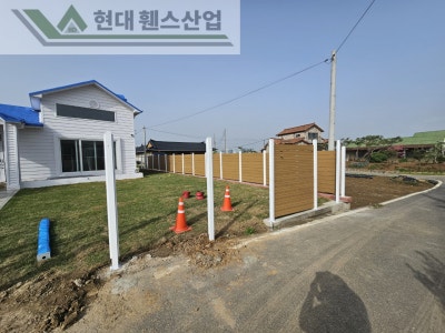 여주휀스 펜스 울타리 - 여주시 점동면에 위치한 키즈카페 예정지에 합성목재 가림막휀스와 차폐휀스를 설치한 현장을 소개합니다. Vo.1