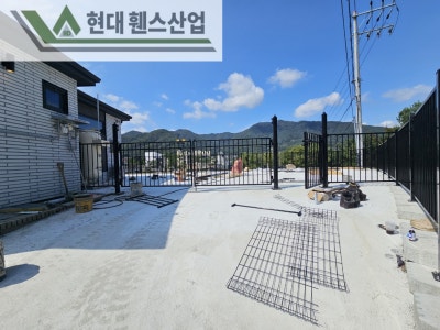 양평휀스 펜스 울타리 - 양평군 서종면에 위치한 신축 전원주택 경계에 베이직A형휀스와 메쉬휀스를 시공한 현장을 소개합니다. 양평휀스 펜스 울타리 - 양평군 서종면에 위치한 신축 전원주택 경계에 베이직A형휀스와 메쉬휀스를 시공한 현장을 소개합니다.