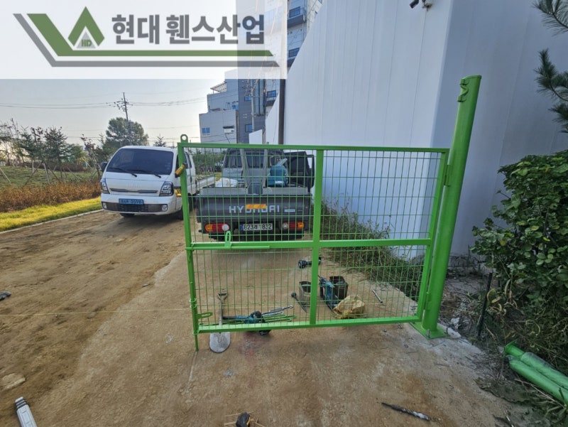 오산휀스 펜스 울타리 - 오산시 초평동에 위치한 나대지 경계에 메쉬휀스를 시공한 현장을 소개합니다.