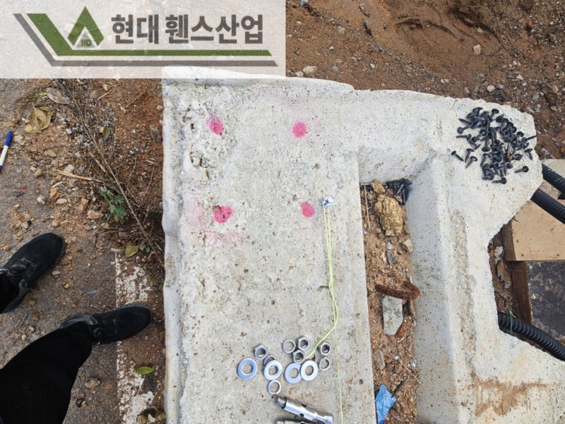 평택휀스 펜스 울타리 - 평택시 안중읍에 위치한 전원주택 경계에 베이직A형휀스를 시공한 현장을 소개합니다. 평택휀스 펜스 울타리 - 평택시 안중읍에 위치한 전원주택 경계에 베이직A형휀스를 시공한 현장을 소개합니다.